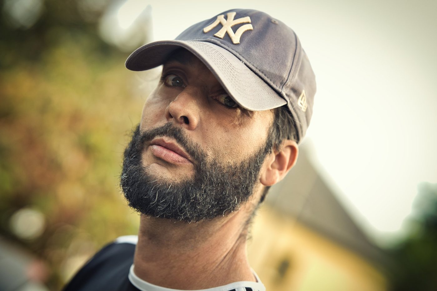 Portrait d'un homme à casquette, l'air espiègle