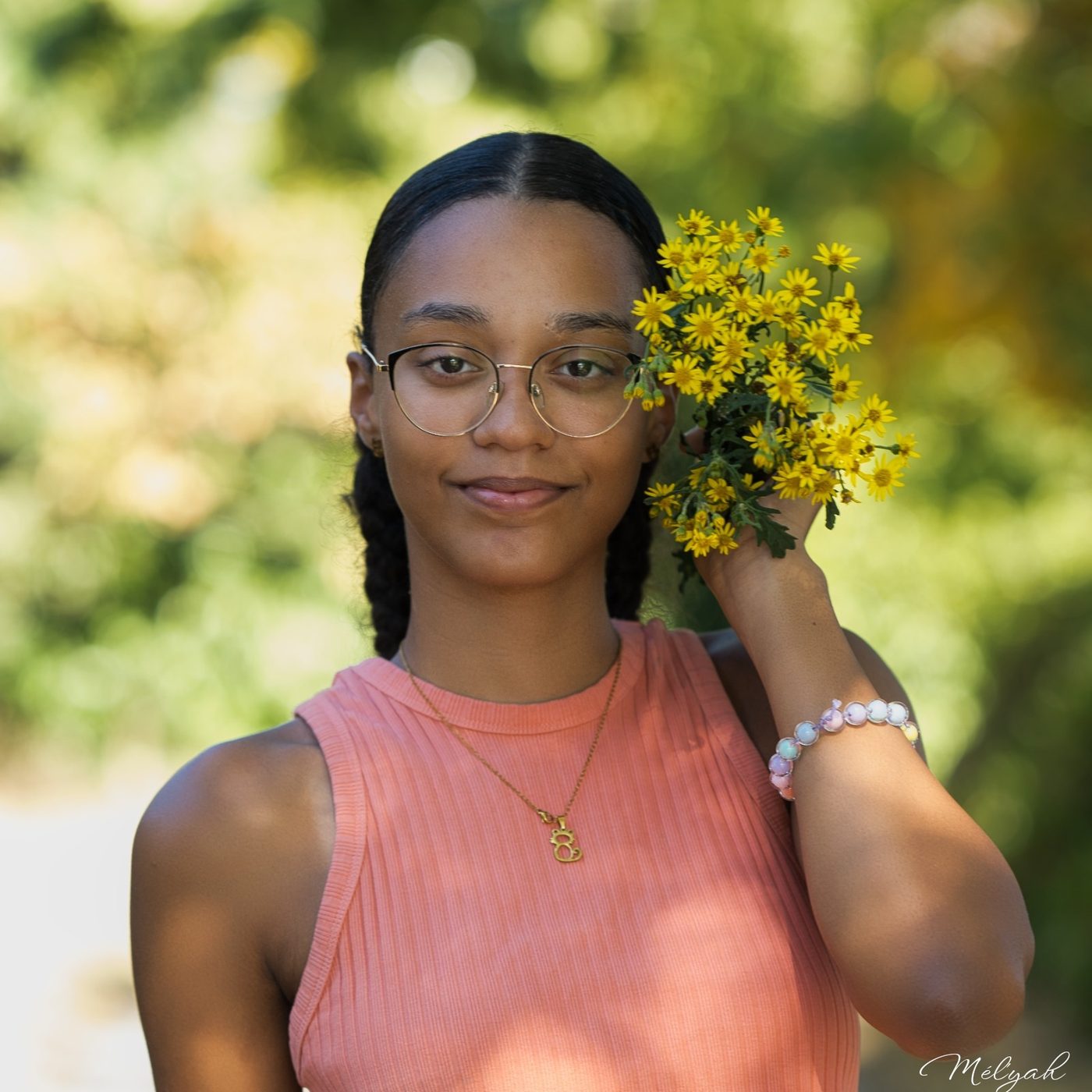 Jeune fille souriante, un bouquet de fleurs jaunes à la main